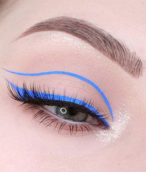 Makeup has always been an important statement throughout history for so many reasonsFor decorativeclass differentiationprotectiveperformativeor Colorful Eyeliner Looks, Fun Eyeliner Looks, Eyeliner Inspo, Creative Eyeliner, 2018 Makeup, Maquillage Yeux Cut Crease, Make Up Designs, Makeup Morphe, Makeup 2017