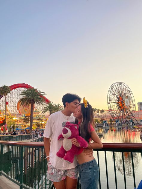 Cute Disneyland Pictures Couples, Couple Park Pictures, Couple Pics At Disney World, Couple Poses Disneyland, Cute Couple Disney Pictures, Disney Boyfriend Pictures, Disneyland Picture Ideas Couples, Cute Couple Pics At Disney, Disney Aesthetic Couple