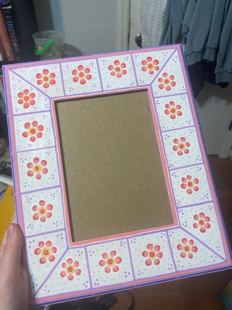 Posca cute tile picture frame flowers painting Photo Frame Painting, Picture Frame Ideas, Diy Photo Frame, Tile Frame, Wooden Platters, Painted Picture Frames, Picture Frame Crafts, Flowers Easy, Diy Photo Frames