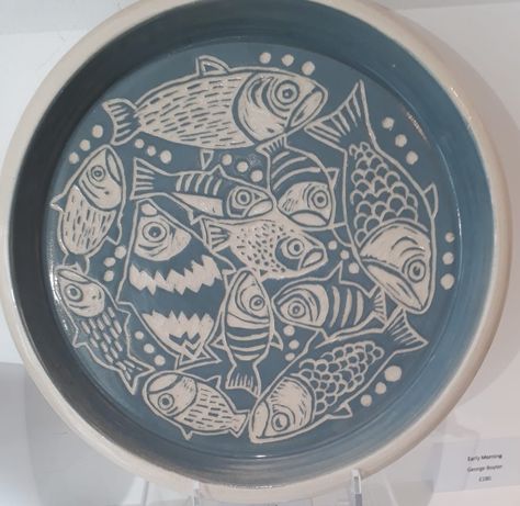 Sgraffito Fish Designs, Fish Ceramic Art, Ceramic Plate Decoration, Scraffito Designs Plate, Scrafitto Ceramics Ideas, Fish Pottery Ideas, Sgraffito Designs Pattern Easy, Graffito Ceramic, Scrafitto Ceramics Plates