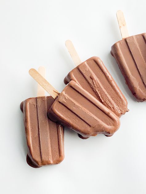 Nutella Popsicles Recipe, Popsicle Cart, Homemade Fudgesicles, Movie Night Recipes, Nutella Popsicles, Iced Coffee Popsicles, How To Make Mocha, Fudgesicle Recipe, Homemade Fruit Popsicles