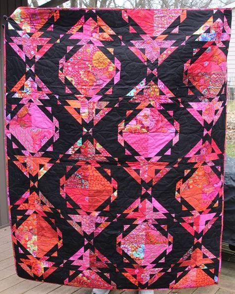 Gudrun Erla on Instagram: “🤩🎁 Wowsers Pam! Some lucky person's holiday will be merry and bright. Your Lucy quilt is fabulous. I just love how the Lipstick Kaffe…” Lucy Quilt Pattern, Stripology Quilts, Kira Quilt, Black Quilts, Interesting Quilts, Layer Cake Patterns, Quilt Scraps, Quilt Books, Space Quilt