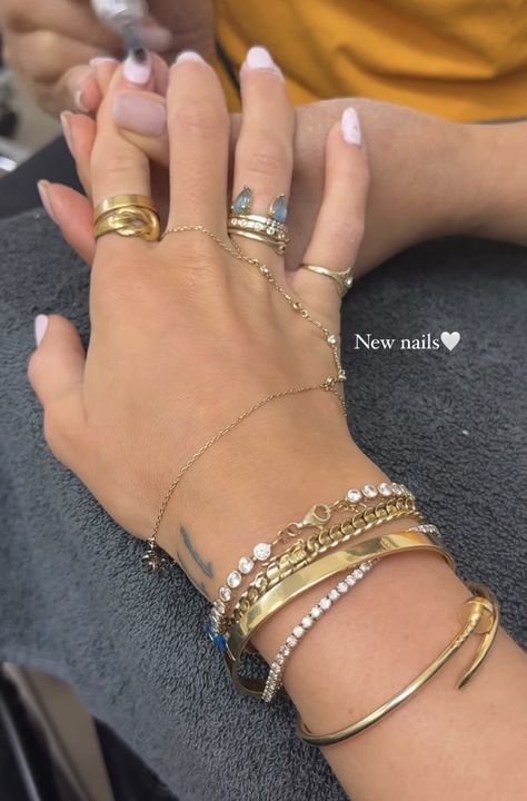 Gold Hand Chain, Jewellery Stack, Hand Chain Bracelet, Mixed Metal Jewelry, Jewelry Accessories Ideas, Nail Jewelry, Dope Jewelry, Bracelet Ring, Gold Hand