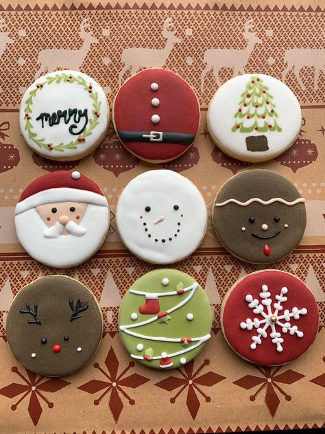 Round Holiday Cookies Decorated, Circular Christmas Cookies, Royal Icing Gingerbread Cookies, Round Christmas Cookies Decorating Ideas, Round Christmas Cookies Decorated Easy, Christmas Cookies Circle, Circle Cookie Decorating Ideas Christmas, Round Decorated Christmas Cookies, Round Christmas Sugar Cookies