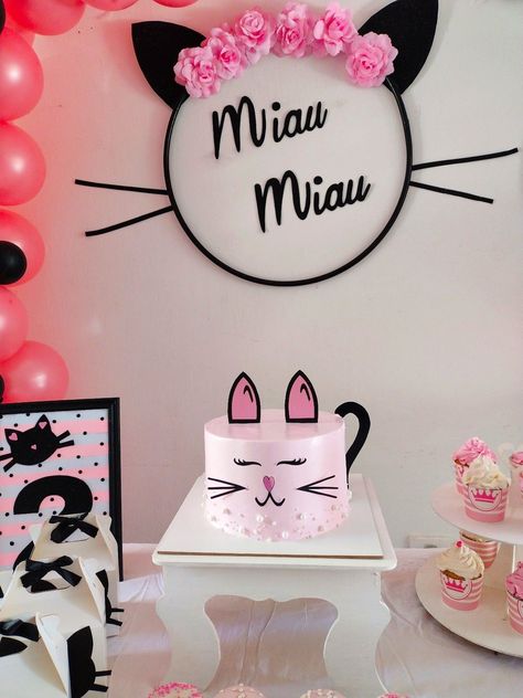 Kitten Birthday Party, Cat Themed Birthday Party, Kitten Party, 5th Birthday Cake, Kitten Birthday, Simple Birthday Decorations, Cat Birthday Party, Hello Kitty Birthday, Fourth Birthday