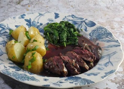 Pigeon Breast with Red Wine Pigeon Recipes, Wild Recipes, Red Wine Recipe, Cranberry Jelly, Easy Meals For Two, Homemade Chicken Stock, Red Wine Sauce, Game Recipes, Serving Wine