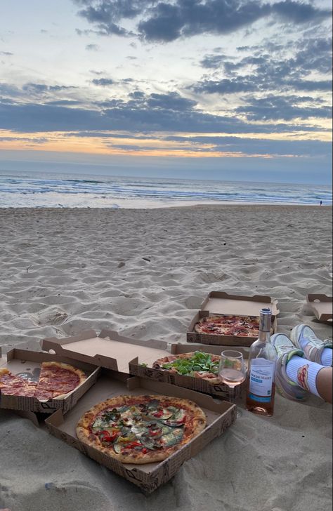 beach pizza vibe dinner sunset Girls Beach Trip, Beach Bbq, Uk Beaches, Cute Date Ideas, Adventure Aesthetic, Summer Plans, Summer Goals, Beach Picnic, Summer Bucket Lists