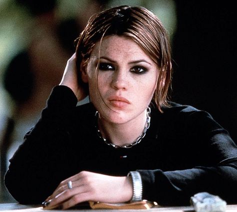 Stokely "Stokes" Mitchell (Clea DuVall) from the movie The Faculty. #Got girl with an alien secret Clea Duvall, But Im A Cheerleader, The Faculty, Aria Montgomery, 90s Girl, Robert Rodriguez, Tough Girl, Dark Makeup, Grunge Look