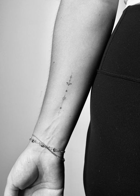 Fine Line Chain Tattoo, Unique Tiny Tattoos With Meaning, Tiny Tattoos Inspiration, Best Fine Line Tattoos, Small Tattoo Fine Line, Dainty Feminine Tattoos Classy, Fine Writing Tattoo, Wrist Fine Line Tattoo, Fine Line Small Tattoo Ideas