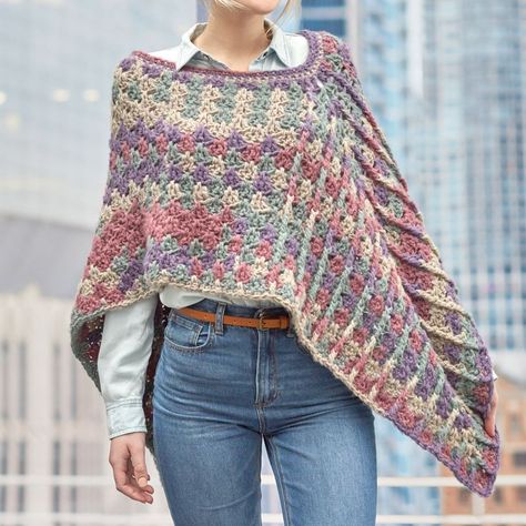 ✅PATRÓN LIBRE✅ Teje un poncho con un toque moderno gracias al aspecto suave y cepillado de este innovador hilo matizado. Heart Mountain, Poncho Patterns, Crochet Pot, Crochet Poncho Free Pattern, Crochet Crowd, Dishcloth Knitting Patterns, Crocheting Ideas, Crochet Shawl Pattern Free, Easy Crochet Patterns Free