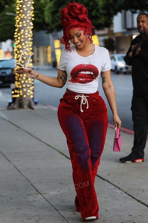 Twitter Best Cardi B Photos, Cardi B Clothes, Cardi B Birthday, Bad And Boujee Outfits, Keep The Conversation Going, Cardi B Pics, Cardi B Photos, Hollywood Wedding, Carpet Looks