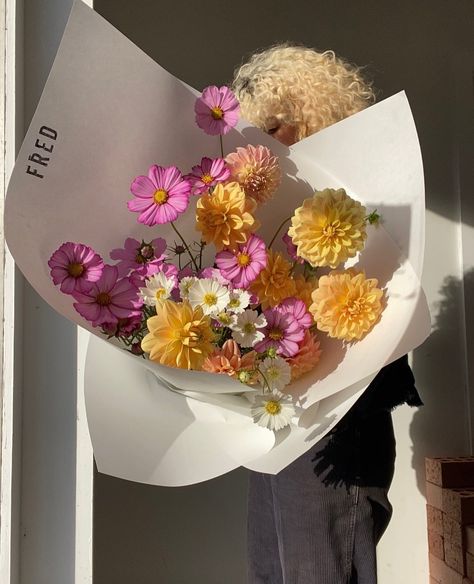 Florist Pop Up Shop, Bday Flowers, Florist Studio, Summer Flower Arrangements, Sustainable Flowers, Flower Business, Nothing But Flowers, Bouquet Wrap, How To Wrap Flowers