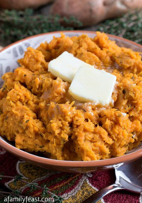 Roasted Mashed Sweet Potatoes - Mashed sweet potatoes with delicious, intense flavor thanks to roasting the potatoes in the oven. Super easy to make! Sweet Potatoes Oven, Best Comfort Food Recipes, Potatoes Oven, Good Sweet Potato Recipe, Sweet Potato Oven, Sweet Potato Recipes Mashed, Maple Sweet Potatoes, Italian Sausage Soup, Comfort Food Recipes