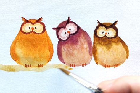 Three cute owls sitting on a branch watercolor painted Watercolour Owl Easy, Owl Drawings Easy, Owl Watercolor Easy, Whimsical Owl Paintings, Watercolor Art Birds Easy, Owl Watercolor Tutorial, Watercolor Owl Painting, Owl Watercolor Paintings Easy, Watercolor Animals Easy Step By Step