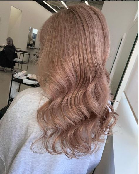 Champagne Pink Blonde Hair, Rose Milk Tea Hair, Subtle Pink Hair, Pink Beige Hair, Blond Beige, Champagne Hair, Rose Blonde, Light Pink Hair, Pink Blonde Hair