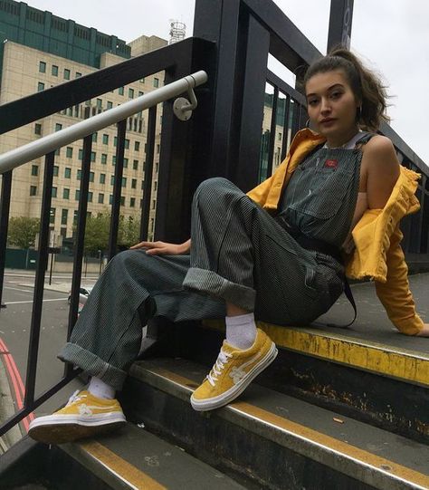 15 Photos Of Dungaree Overalls That Prove They're Fashionable Dungree Styles Dress, Dungree Styles, Cute Dungarees, Styles Dress, Too Cold, Grunge Style, How To Pose, Outfit Goals, Dungarees