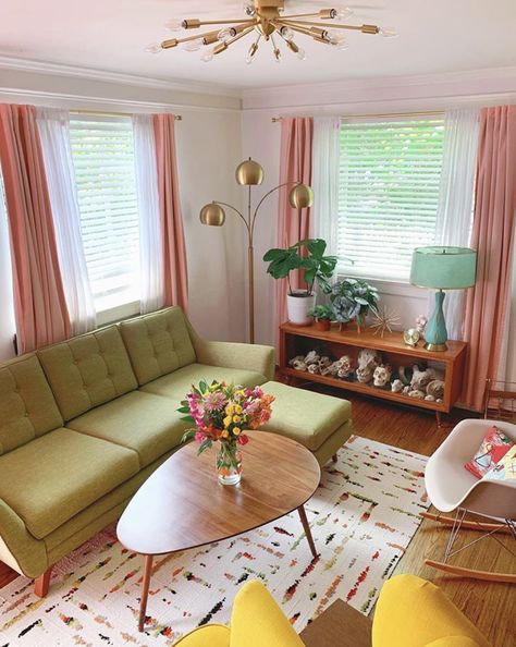 50s Interior Design, 50s Home Decor, 1950s Living Room, 50s Home, Dnevni Boravak, June Cleaver, Vibrant Living Room, Green Couch, Retro Living Rooms