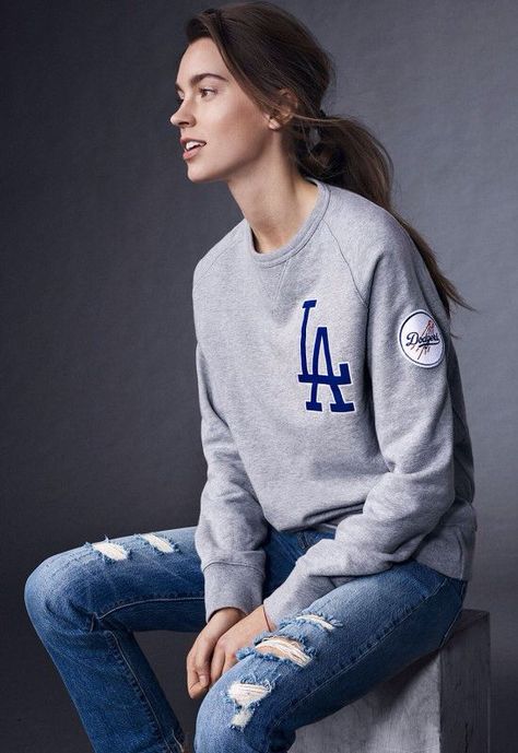 Model Eliza Hartmann for Levi's x MLB Major League Baseball campaign La Dodgers Outfit, Liza Lou, Dodgers Outfit, Dodgers Sweatshirt, Dodgers Gear, Dodger Baseball, Dodgers Girl, Outfit Sneakers, Dodger Blue