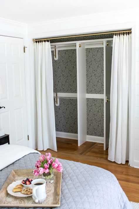 Closet Door Alternative, Curtains For Closet Doors, Ideas Armario, Case Creole, Folding Closet Doors, Diy Closet Doors, Bedroom Closet Doors, Closet Door Makeover, Creative Closets