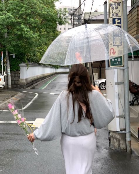 Umbrella Girl Aesthetic, Umbrella Poses, Umbrella Pose, Everyday Aesthetic, Japan Aesthetic, Korean Aesthetic, Insta Posts, Photoshoot Poses, Ulzzang Girl