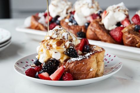 Lemon Curd French Toast, French Toast With Berries, Pastry Basket, Chocolate Raspberry Mousse Cake, Berry French Toast, Brunch At Home, Cafe Inspiration, Fancy Breakfast, French Toast Breakfast