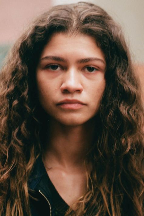 Every character in Euphoria has an iconic makeup statement that is worth looking into, from Rue's no-makeup look, to Cassie Howard's glitter galore. #makeup #beauty Zendaya No Makeup, Anastasia Beverly Hills Palette, No Make Up Make Up Look, Iconic Makeup, Monochrome Makeup, Show Makeup, Bold Makeup Looks, Makeup Icons, Cool Makeup Looks