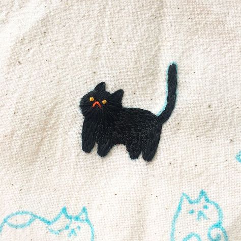 Freetime Activities, Cat Embroidery, Handmade Sewing, Pola Sulam, Stitch Ideas, Embroidery On Clothes, Cute Embroidery, 자��수 디자인, Hand Embroidery Art