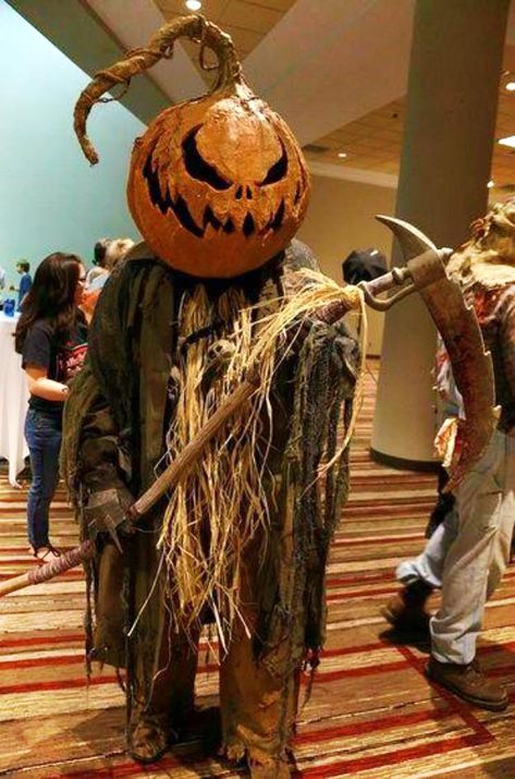 Classic Pumpkin Costume | Classic Halloween Costumes For Timeless Trick or Treating Spooky Halloween Desserts, Halloween Costumes Scarecrow, Scary Scarecrow, Scary Halloween Decorations Diy, Dekorasi Halloween, Scarecrow Costume, Pumpkin Halloween Costume, Classic Halloween Costumes, Labu Halloween