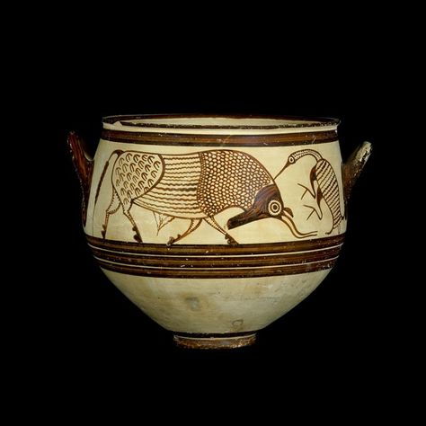 A Mycenaean vase (1300-1200 BCE) in the pictorial style depicting stylized bulls and birds.  From a tomb in Enkomi, Cyprus. (British Museum, London) Minoan Art, Ancient Greek Pottery, Classical Greece, Ancient Greek Art, Greek Pottery, Greek Vases, Ancient Pottery, Cerámica Ideas, Greek Art