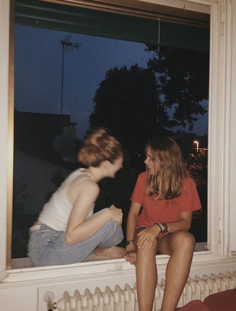 Chill Friends Aesthetic, Hanging Out With Friends Aesthetic, Chill Friends, Chill Mood, Mood Vibes, Night Friends, Foto Poses, Chilling With Friends, After Life