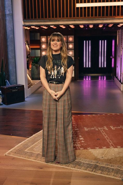 Soft Edgy Outfits, Fall Work Outfit, Plaid Pants Outfit, Kelly Clarkson Show, Wide Leg Pants Outfit, Dress Up Jeans, Drew Barrymore, Pleated Trousers, January 26