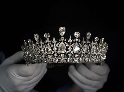 Fife Tiara, Ice Tiara, Royal Tiaras And Crowns, Tiara Drawing, Elizabeth Windsor, Diamond Tiara Wedding, Emerald Tiara, Pretty Gowns, Royalty Dr