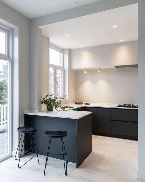 Small Monochrome Kitchen, Small Black Kitchen Modern, Monochrome Kitchen Modern, Small Kitchen Marble, Small Kitchen Black, Contemporary Black Kitchen, Functional Kitchen Layout, Monochrome Home, Monochrome Kitchen