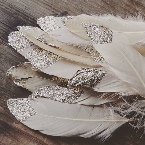 Wedding Decorations Feathers, Turkey Feather Wedding Decor, Feather Decor Wedding, Feather Aesthetic White, Feather Aesthetic Brown, Feather Garland, Dipped Feathers, Indian Baby Showers, Wedding Pen