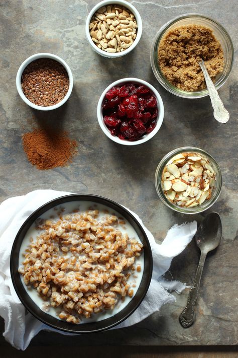 For years I used to go to work at 5 in the morning. This would mean dragging myself from bed at around 4am so breakfast was never a priority for me. On the flip side, Breakfast Farro, Shred Diet, Farro Recipes, Cinnamon Breakfast, Amazing Breakfast, Perfect Morning, Health Breakfast, Morning Food, Sin Gluten