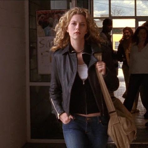 camryn, a naley enthusiast 🥺 on Instagram: “peyton sawyer fashion: season 1 edition 💖💘💝💓💗💞💕” Hillary Burton, 2000s Icons, Tv Clothes, Hilarie Burton, Peyton Sawyer, Outfits 2000s, Downtown Outfits, Tree Hill, One Tree Hill