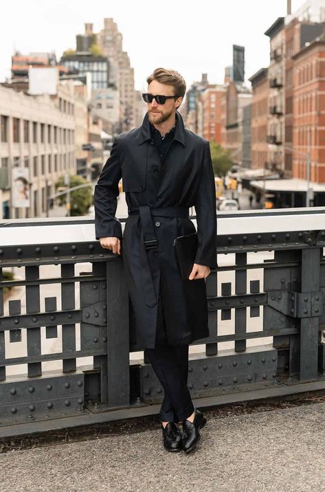 Looking for stylish mens fall outfits? Check out this list of trench coat outfit ideas for men with black or tan trench coats. There’s casual street style looks, as well as classy and formal mens trench coat outfits for fall and winter 2023, as well as spring 2024. Black Trench Coat Outfit Spring, Mens Trench Coat Outfit, Trench Jacket Outfit, Black Trench Coat Outfit, Black Trench Coat Men, Trench Coat Outfit Spring, Spring Coat Outfit, Trench Coat Outfits, Trench Outfit