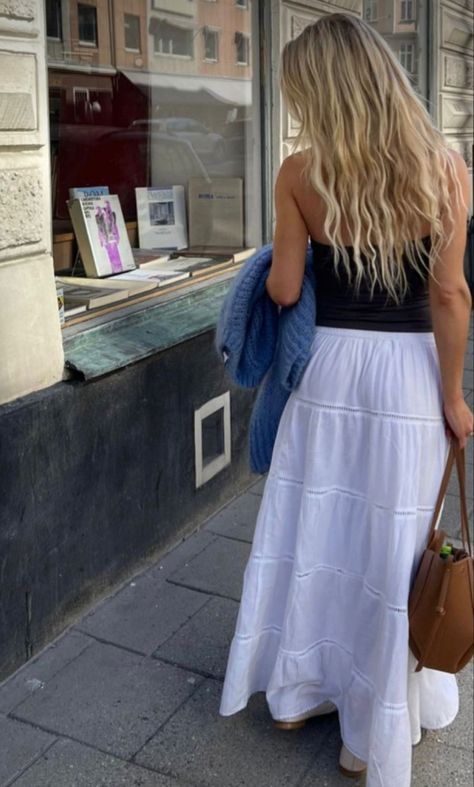 Rok Outfit, European Summer Outfits, Skandinavian Fashion, Europe Outfits, Rock Outfit, Italy Outfits, Long Maxi Skirts, Stockholm Fashion, Scandi Style