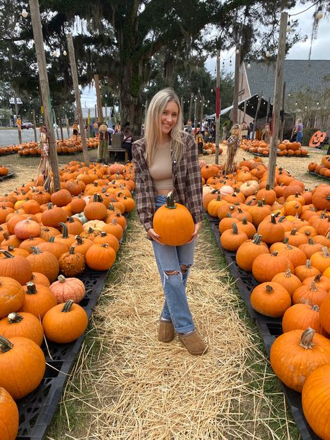 Pumkin Patch Pictures, Pumpkin Patch Instagram Pictures, Aesthetic Flannel, Cute Friend Poses, Pumpkin Patch Photoshoot, Pumpkin Patch Pictures, Fall Photo Shoot Outfits, Fall Friends, Pumpkin Pictures