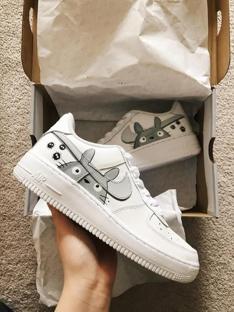 Custom Shoes Aesthetic, Air Nike Shoes Women, Customized Sneakers Ideas, Totoro Shoes, Painted Shoes Diy, Custom Sneakers Diy, Custom Painted Shoes, Custom Shoes Diy, Diy Sneakers