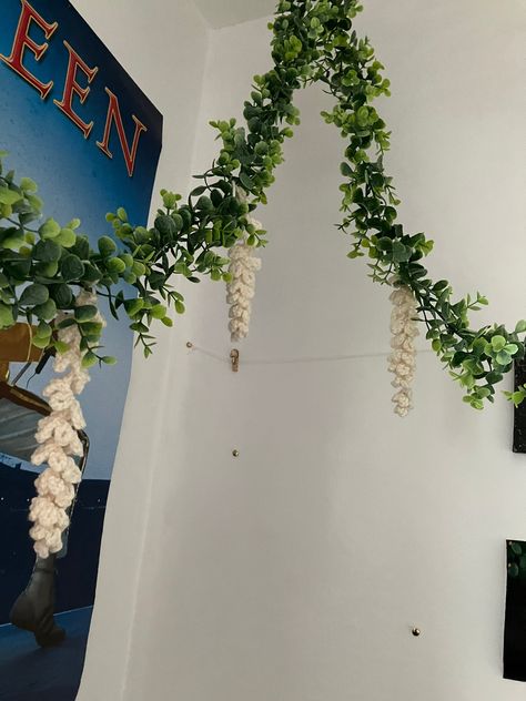 Wall Crochet Decor, Crochet Ceiling Decor, Crochet Ideas Room Decor, Crochet Hanging Decor, Crochet Hanging Vines, Room Crochet Decor, Crochet Hanging Flowers, Crochet Flower Curtain, Crochet Bedroom Decor