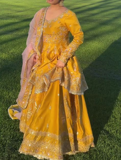 Haldi Dress For Sister Wedding, Pakistani Haldi Look For Bride, Dress Ideas For Haldi Ceremony, Haldi Outfits Pakistani, Yellow Dress Outfit Indian, Yellow Gharara For Haldi, Yellow Haldi Outfit For Sister, Haldi Dress For Bride Pakistani, Muslim Haldi Bride