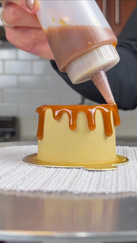 Caramel Drip Cake, 15th Birthday Cake, Pudding Ideas, Caramel Cake, Cake Decorating Videos, Drip Cakes, 15th Birthday, Birthday Cake Ideas, Mini Cakes