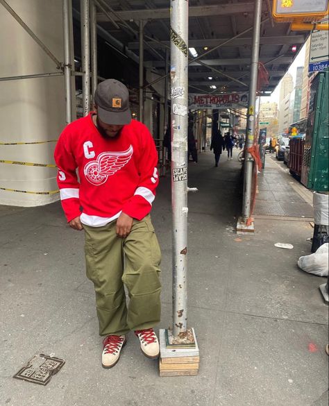 Hockey Sweater Outfit, Hockey Jersey Outfit Mens Streetwear, Black Jersey Outfit, Hockey Jersey Outfit Mens, Hockey Jersey Outfit, Jersey Outfit Men, Graphic Tee Outfit Men, Red And Green Outfit, Throwback Jerseys