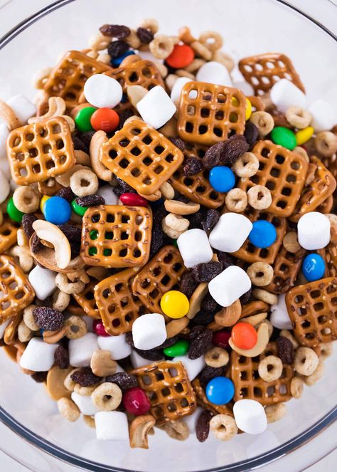 Favorite kids trail mix recipe -super easy to make and perfect for on the go snacks! It is sure to be a big hit! Kids Trail Mix, Trail Mix Kids, Trail Mix Recipe, Trail Mix Recipes, Camping Snacks, Snacks For Kids, Delicious Clean Eating, Snack Mix Recipes, Fun Snacks For Kids