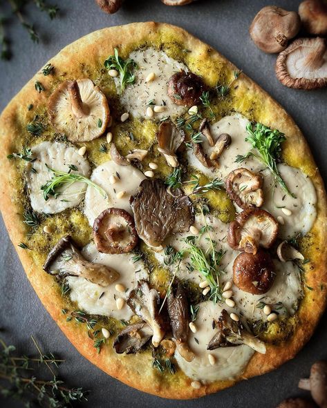 Oyster Mushroom Pizza, Wild Mushroom Pizza, Focaccia Flatbread, Mushroom Pizza Recipes, Pizza Oven Recipes, Veg Pizza, Focaccia Pizza, Wood Pizza, Small Pizza