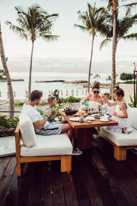 Family Travel Photography, Oahu Travel, Poses Family, Life Goals Future, Photography Christmas, Hawaii Travel Guide, Photography Poses Family, Photography Outdoor, Dream Family