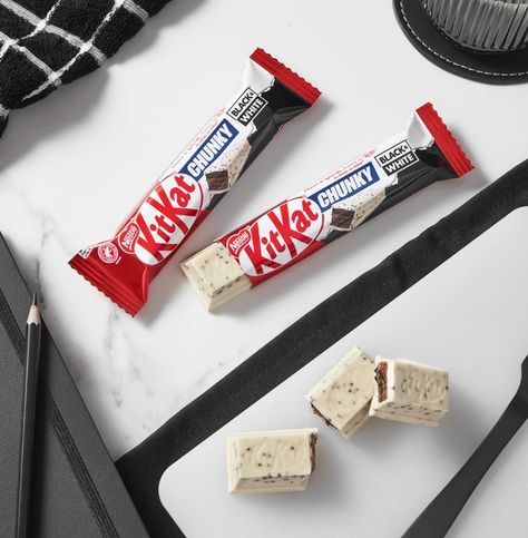 NOVIDADE 😎 KIT KAT CRUNCHY BLACK & WHITE 🤩 Importado da França, chocolate ao leite recheado com biscoitos e cereais crocantes e coberto com chocolate branco! Quer saborear guloseimas importadas mais exóticas e incríveis do mundo??? 😍Só aqui na @emporio.karamellstore 💻 Compre pelo site: www.karamellstore.com.br Kit Kat, White Chocolate, Black White, Black And White, White, Black