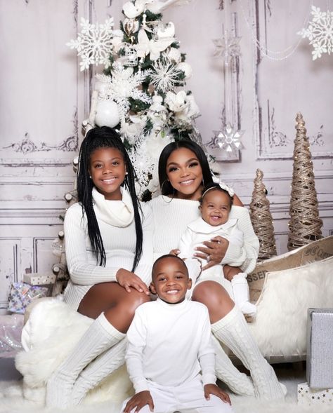 Family Christmas Photoshoot Ideas Black, Black Family Photoshoot Christmas, Mom And Kids Christmas Pictures, Glam Holiday Photoshoot Family, White Christmas Photo Shoot Family, Mother Daughter Christmas Pictures, Family Christmas Pictures Black People, Black Family Holiday Photos, Black Family Christmas Photoshoot