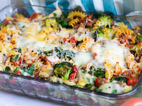 This is a flavor-packed healthy Mediterranean casserole, easy-to-make and perfect for meal-prep! Mediterranean Dinner Recipes For Family, Mediteranian Diet Recipes Healthy Dinner, Turkey Ziti, Mediterranean Broccoli, Mediterranean Casserole, Casserole With Ground Turkey, Mediterranean Diet Dinner, Geek Recipes, Mediterranean Diet Recipes Breakfast